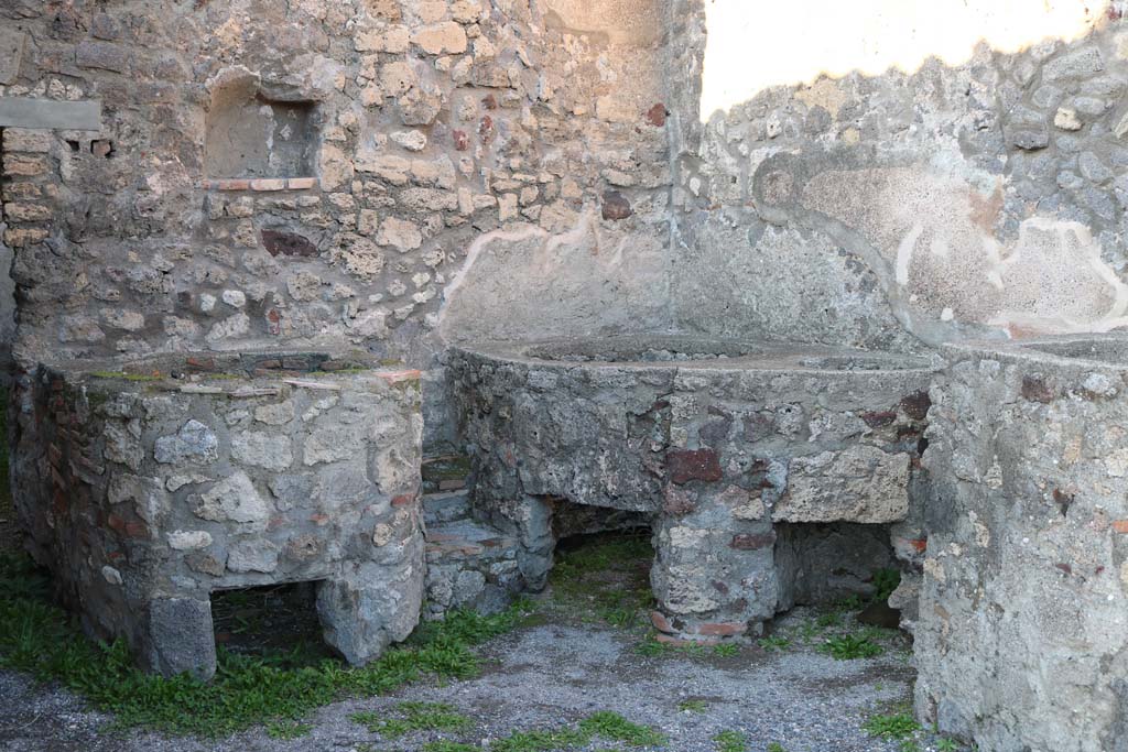 V.1.5 Pompeii. December 2018.  
North wall with niche, with boilers against the north wall and north-east corner. Photo courtesy of Aude Durand.
