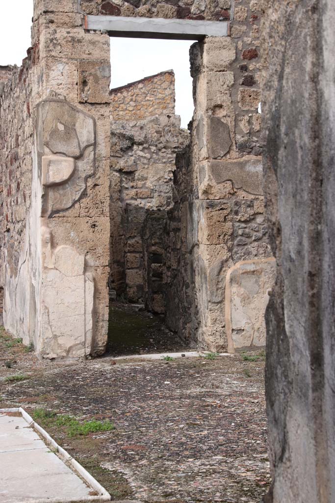V.1.7 Pompeii. October 2020. Doorway to room 9, corridor to peristyle. Photo courtesy of Klaus Heese.