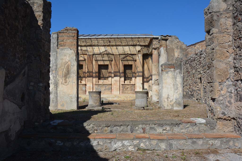 V.1.7 Pompeii. October 2019. Room 8, looking north from steps at north end of tablinum.
Foto Annette Haug, ERC Grant 681269 DÉCOR.

