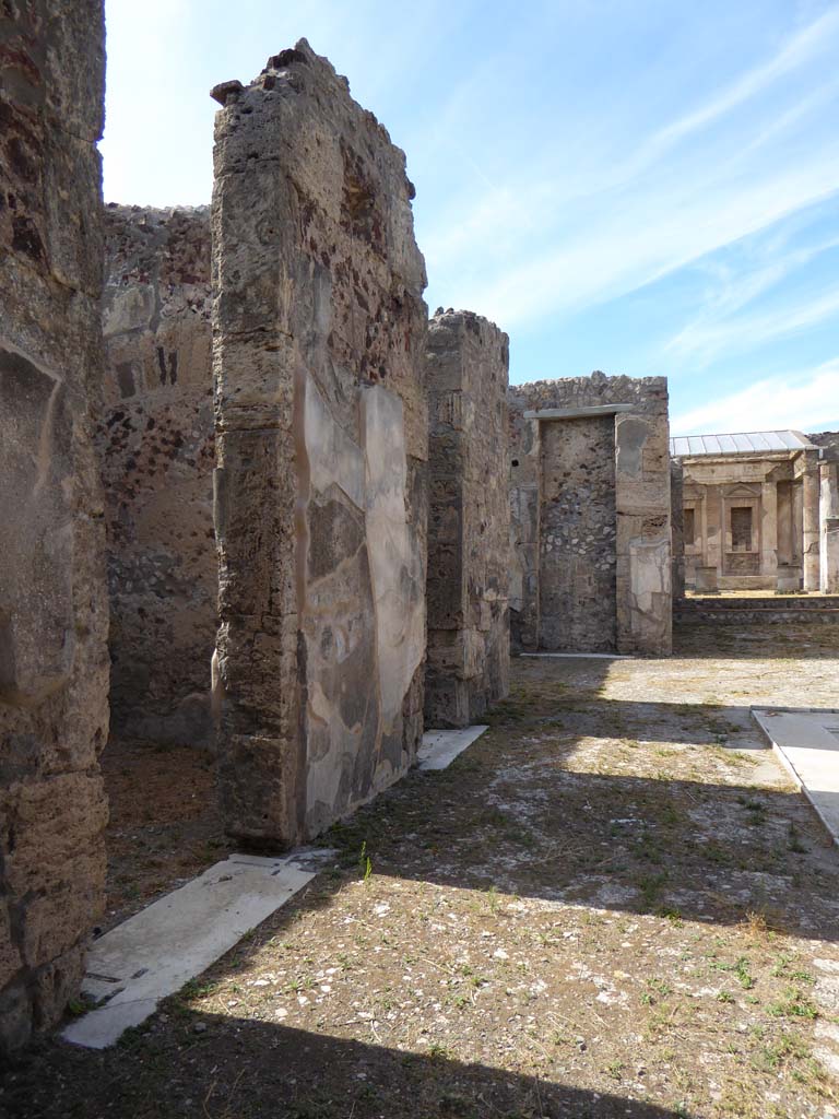 V.1.7 Pompeii. September 2017. 
Looking north along west side of atrium, with doorways to rooms 5, 6, and ala 7, and tablinum, on right.
Foto Annette Haug, ERC Grant 681269 DÉCOR.
