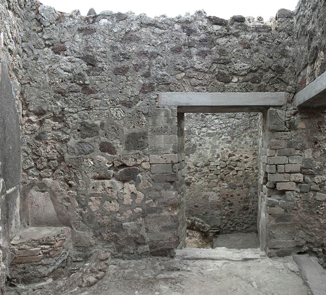 V.1.7 Pompeii. c.2005-7.  
Room “h”, looking south to doorway to room “i”. Photo by Hans Thorwid. 
Photo courtesy of the Swedish Pompeii Project.
