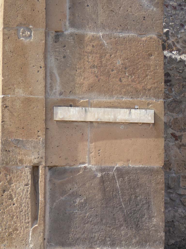 V.1.7 Pompeii. September 2017. Name plaque on east side of doorway.
Foto Annette Haug, ERC Grant 681269 DÉCOR.
