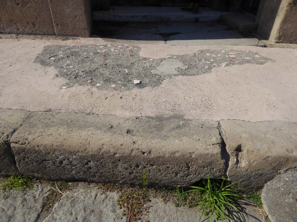 V.1.7 Pompeii. September 2018. Detail of pavement outside of entrance doorway on north side of Via di Nola.
Foto Annette Haug, ERC Grant 681269 DÉCOR.
