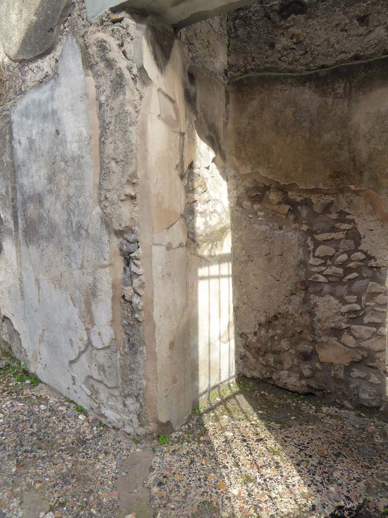 V.1.7 Pompeii. January 2017. Doorway thresholds, the doorway to the small room is on the right.
Foto Annette Haug, ERC Grant 681269 DÉCOR.

