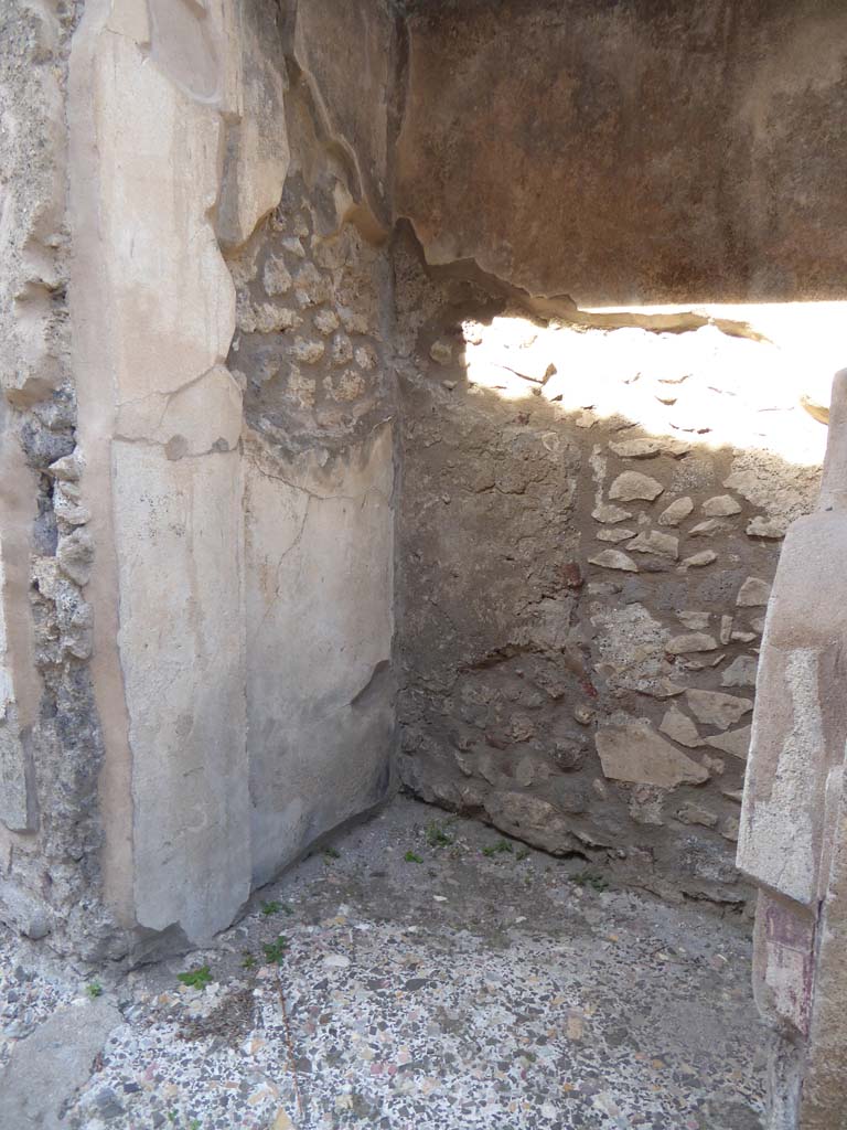 V.1.7 Pompeii. September 2017. 
Looking towards east side of entrance doorway at small doorway, in use when the main doorway was closed.
Foto Annette Haug, ERC Grant 681269 DÉCOR.
