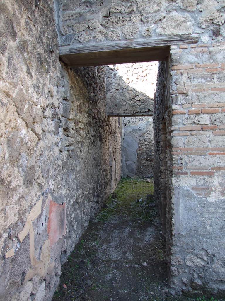 V.1.18 Pompeii. December 2007. 
Corridor “m’ ”, leading to large triclinium room “m” on north side of corridor.

