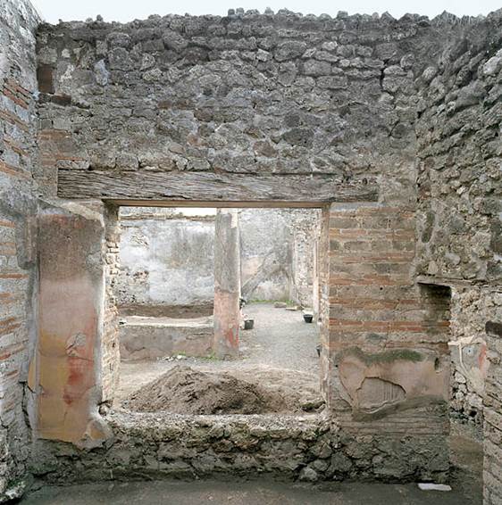 V.1.18 Pompeii. c.2005-2008.   
Room “n”, oecus, looking towards south wall with window onto peristyle. Photo by Hans Thorwid.
Photo courtesy of The Swedish Pompeii Project
