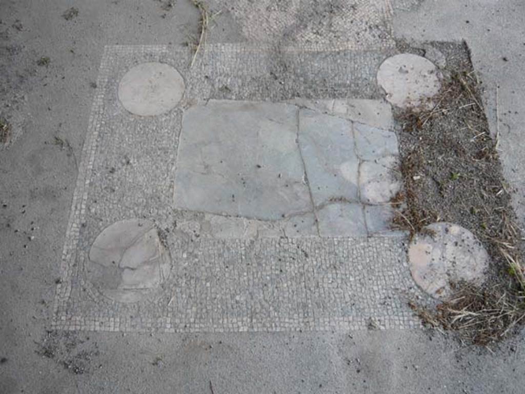 V.1.18 Pompeii. May 2012.  Exedra “o”, area in centre of floor for the table, marked by a rectangular marble slab. Photo courtesy of Buzz Ferebee. 
