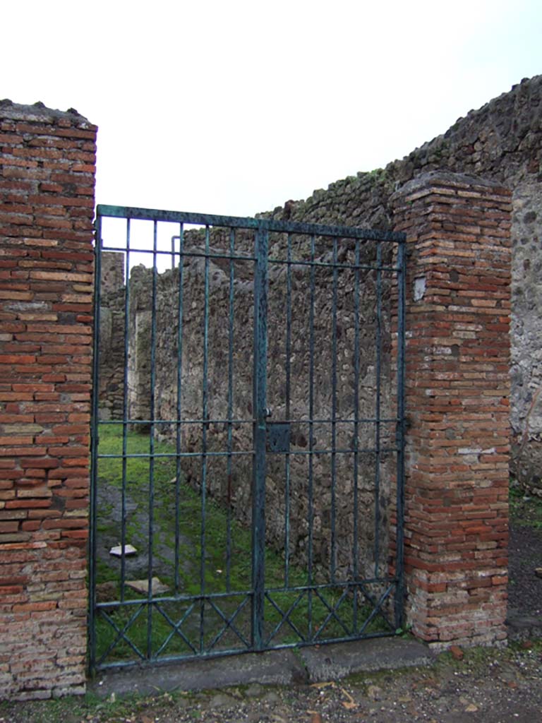 V.1.23 Pompeii. December 2005. Entrance.
According to Della Corte, a curious electoral recommendation was found here and the house was named from the Fauste named in it:

Appuleium
II vir(um)  rog(amus)  o(ro)  v(os)   f(aciatis)
Fauste  (h)[e]rniose  (fac)      [CIL IV 3421].
See Della Corte, M., 1965. Case ed Abitanti di Pompei. Napoli: Fausto Fiorentino. (p.99)

According to Epigraphik-Datenbank Clauss/Slaby (See www.manfredclauss.de) it read:
Appuleium
II vir(um)  rog(at)  o(ro)  v(os)   f(aciatis)
Fauste  Prniose      [CIL IV 3421].

