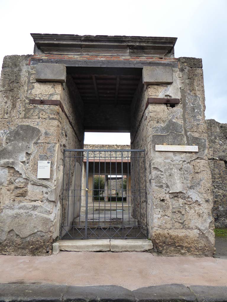 V.1.26 Pompeii. May 2015. Entrance doorway. Photo courtesy of Buzz Ferebee.