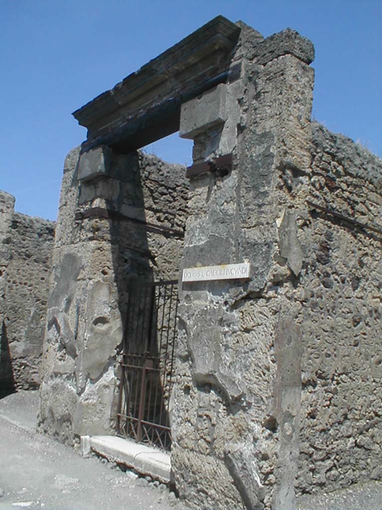 V.1.26 Pompeii. May 2005. Name plaque DOMVS L CAECILI IVCVNDI at entrance.