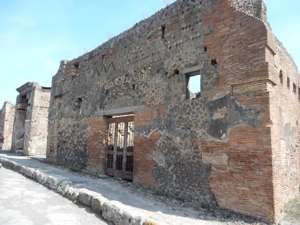V.1.28 Pompeii. May 2015. Looking north to entrance on Via del Vesuvio.
Photo courtesy of Buzz Ferebee.
