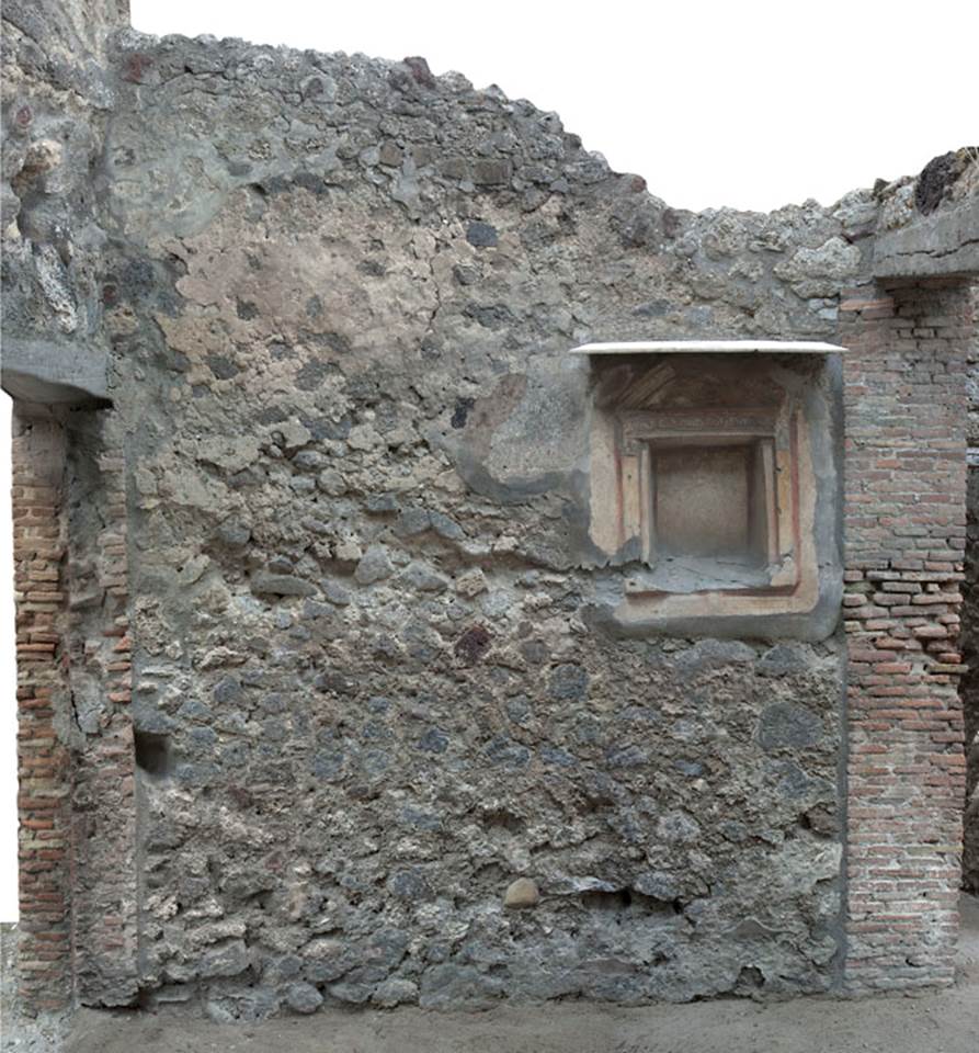 V.1.28 Pompeii. May 2015. North wall of fauces and niche. Photo courtesy of Buzz Ferebee.
