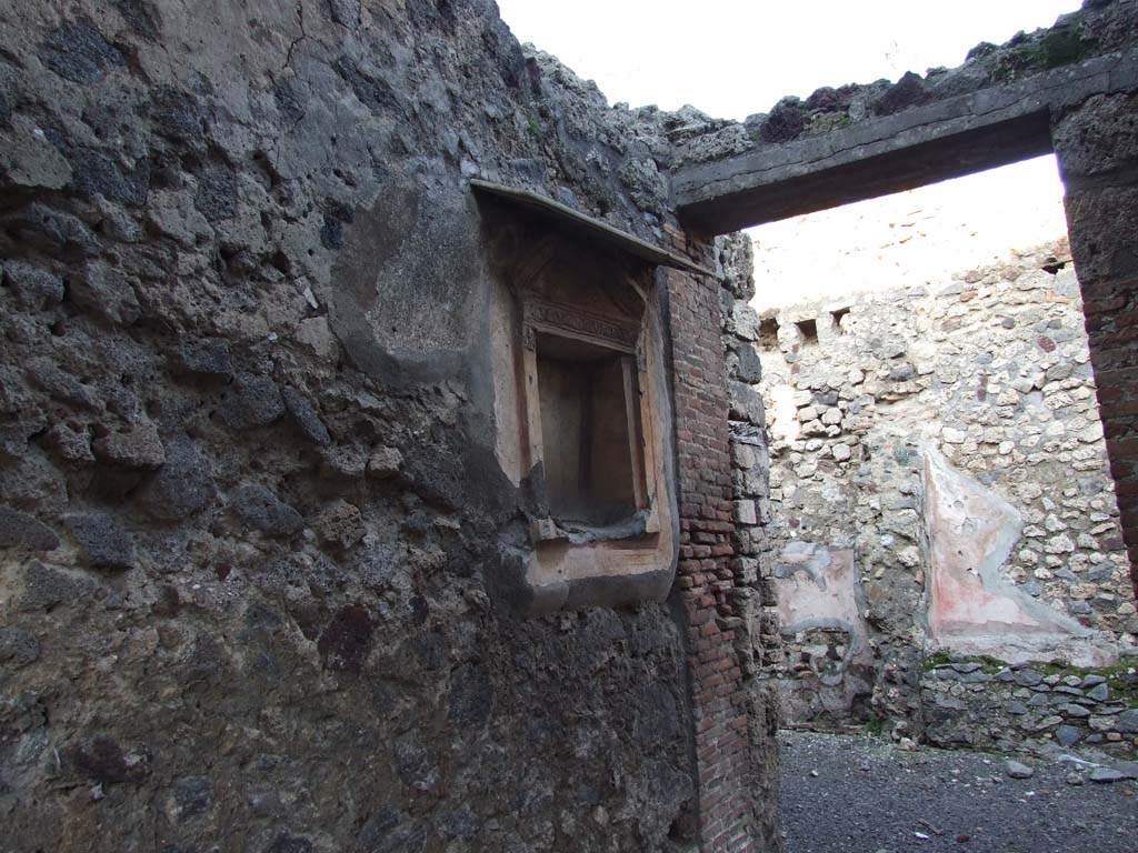 V.1.28 Pompeii. December 2006. North wall of fauces and niche.
