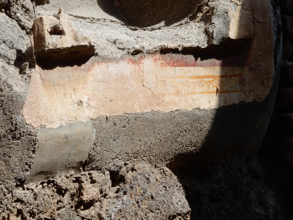 V.1.28 Pompeii. May 2015. Remains of painted decoration below niche. Photo courtesy of Buzz Ferebee.