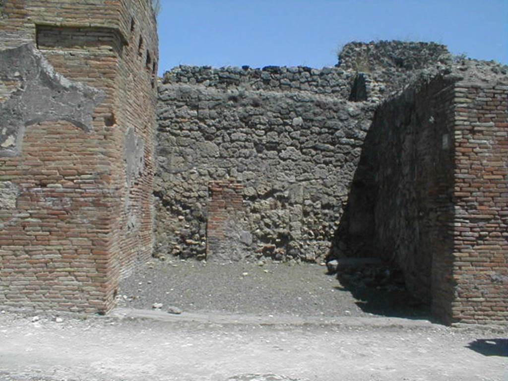 V.1.29 Pompeii. May 2005. Entrance, looking east from Via del Vesuvio.
On the pilaster, to the right of the entrance, there used to be an electoral recommendation:
Casellium  aed(ilem)
Auxilio  rog(at)     [CIL IV 3439]
According to Della Corte, the shop was rented by an Ausilione (or Auxilio) from the owner of the neighbouring house at V.1.28  See Della Corte, M., 1965.  Case ed Abitanti di Pompei. Napoli: Fausto Fiorentino. (p.103)
