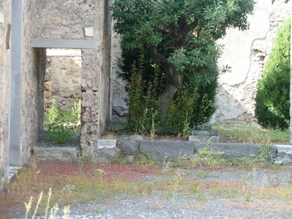 V.2.1 Pompeii. September 2015. Corridor to kitchen area, on left, and garden area, on right.

