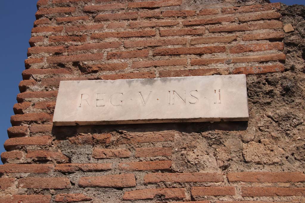 V.2.1 Pompeii. September 2021. Region and insula identification plaque. Photo courtesy of Klaus Heese.