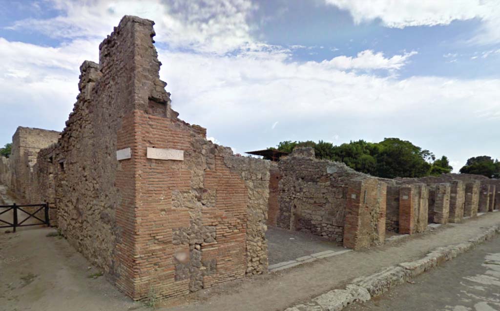 V.2.1 Pompeii. December 2018. 
Looking towards south-west corner of insula, with the junction of Vicolo di Cecilio Giocondo, on left, and Via di Nola, on right.
Photo courtesy of Aude Durand.
