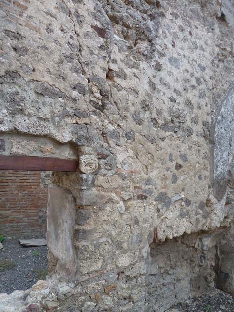 V.2.1 Pompeii. September 2015. South wall with recess in south-west corner.