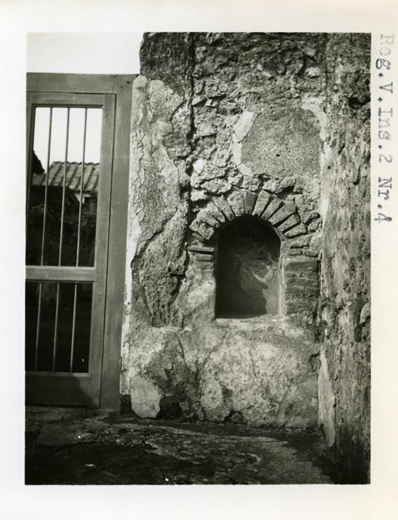 V.2.4 Pompeii. Pre-1937-39. Looking north to arched niche on east side of doorway.
Photo courtesy of American Academy in Rome, Photographic Archive. Warsher collection no. 1580.
