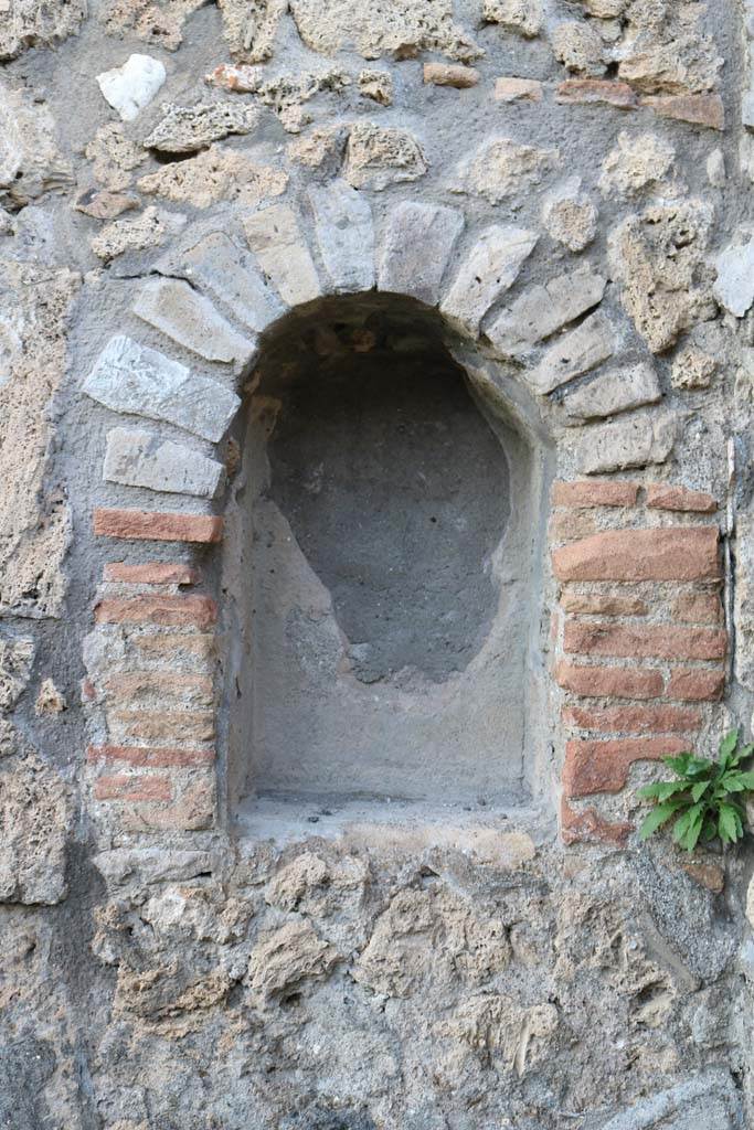 V.2.4, Pompeii. December 2018. 
Detail of arched niche on east side of doorway. Photo courtesy of Aude Durand.
