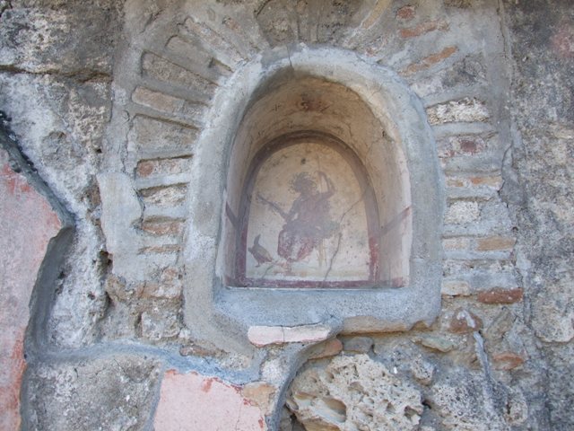 V.2.4 Pompeii. December 2007. Niche on south wall of the atrium to the east of the entrance.