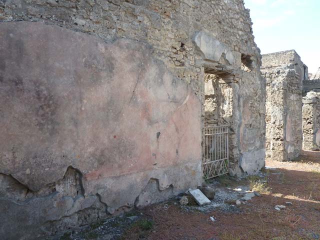 V.2.4 Pompeii. September 2015. West wall of atrium in south-west corner, from entrance doorway.