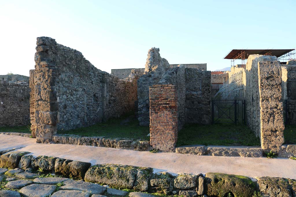 V.2.10, Pompeii, on right. December 2018. Looking north to entrance, with V.2.9, on left. Photo courtesy of Aude Durand.