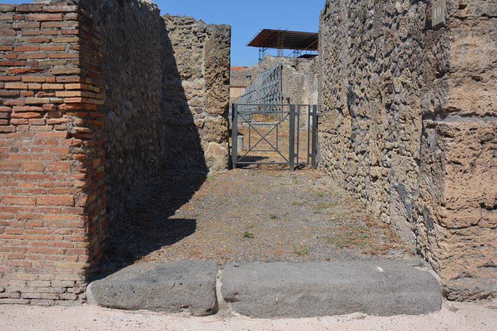 V.2.10 Pompeii. September 2019. Looking north from Via di Nola towards entrance doorway, and doorway through to atrium.
Foto Annette Haug, ERC Grant 681269 DÉCOR.
