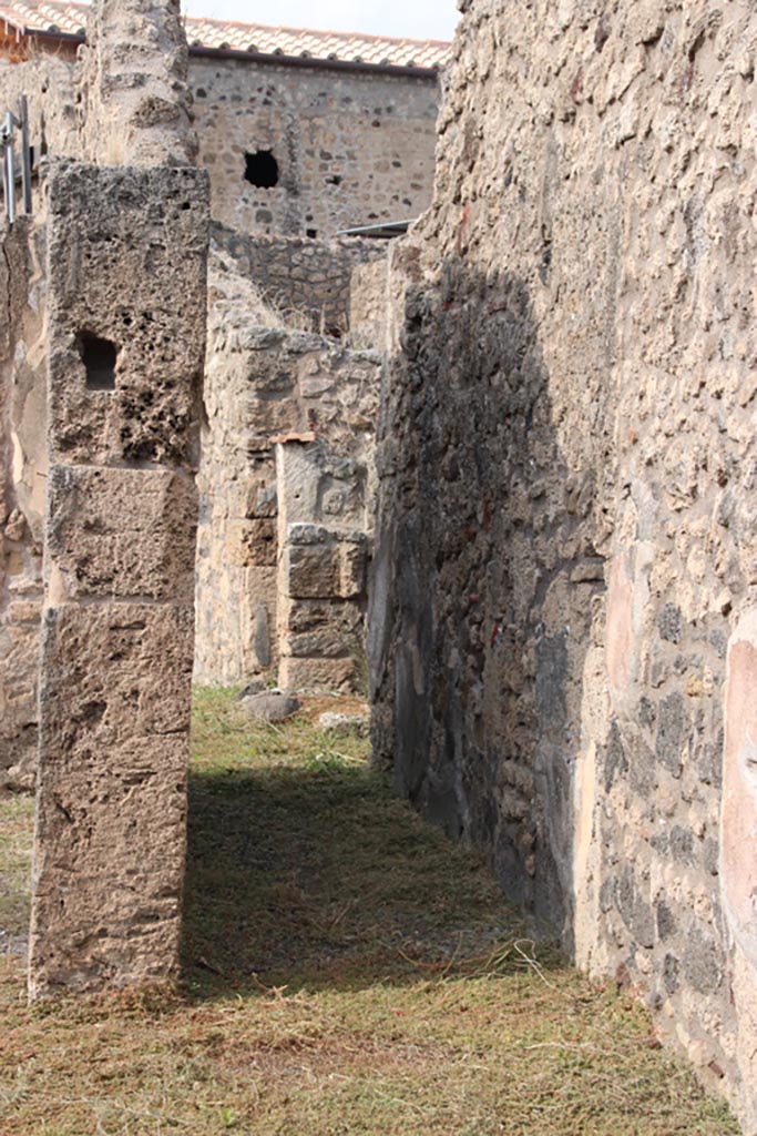 V.2.10 Pompeii. October 2022. 
Room 4, corridor leading to peristyle area. Photo courtesy of Klaus Heese.
