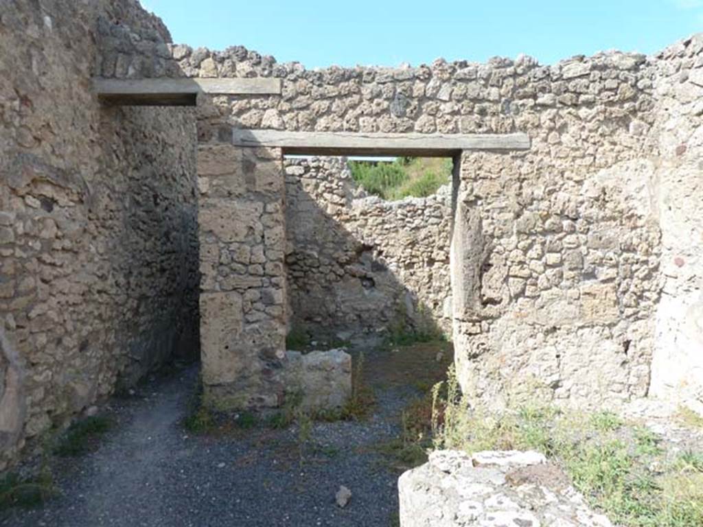 V.2.13 Pompeii. September 2015. North wall of bar-room with doorway to a rear room.