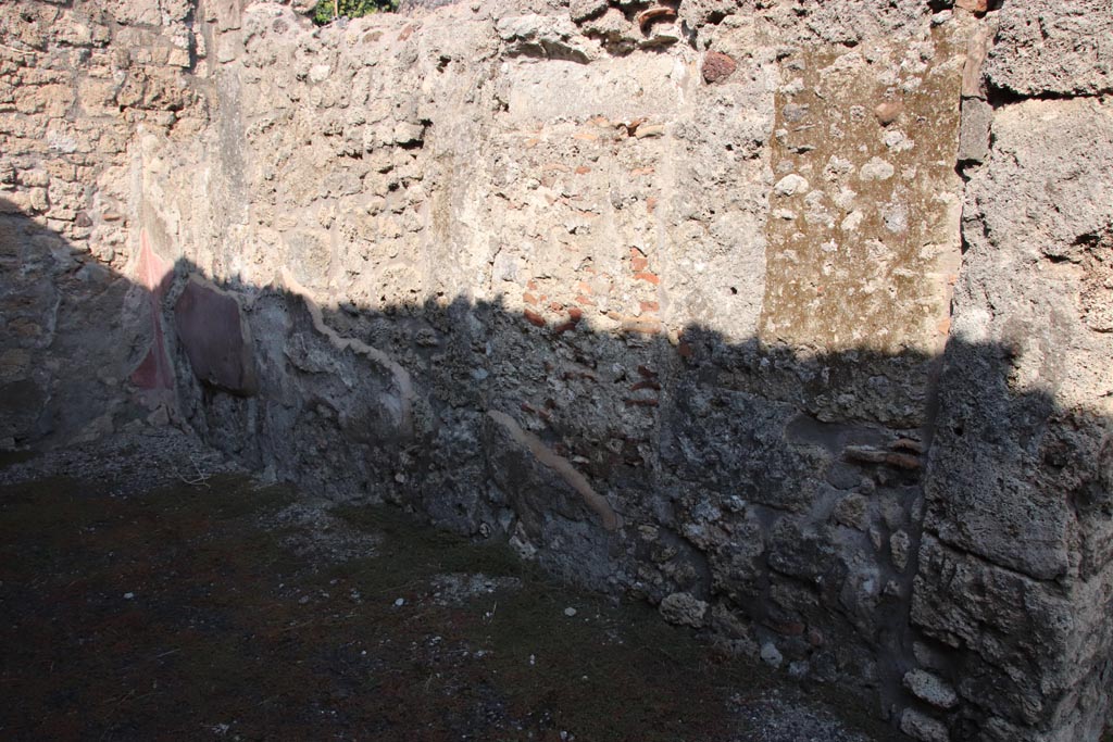 V.2.14 Pompeii. October 2022. East wall of rear room. Photo courtesy of Klaus Heese.