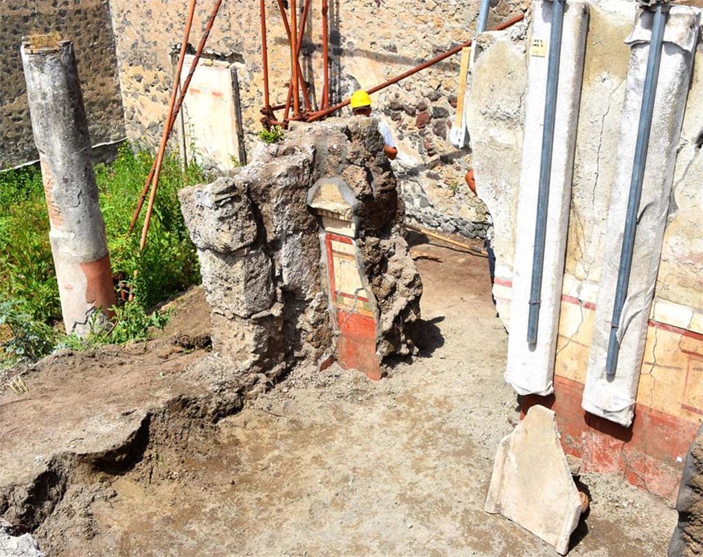 V.2.Pompeii. Casa di Orione. May 2018. Room A6, looking towards portico A19 and garden with uncovered lararium painting on north wall. 
Photograph  Parco Archeologico di Pompei.



