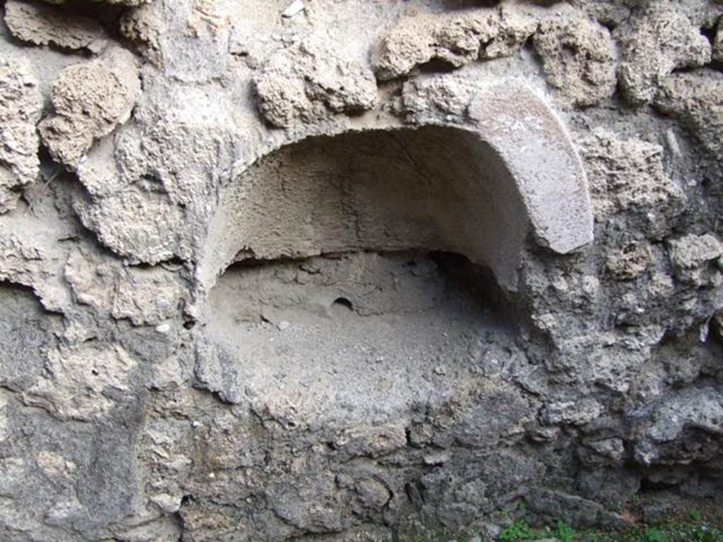 V.2.15 Pompeii. December 2007. Room 11d, arched niche below rectangular niche.
This is the arched niche as described by Boyce above, which may have contained a type of terracotta wash-basin.
