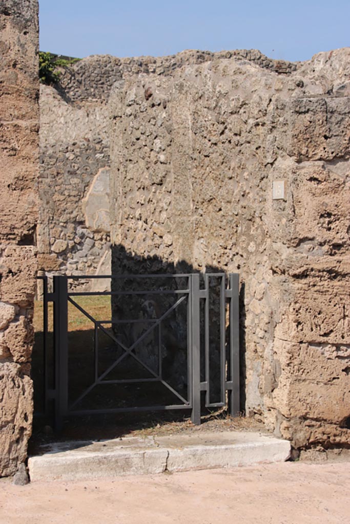 V.2.15 Pompeii. October 2022. Entrance doorway. Photo courtesy of Klaus Heese.