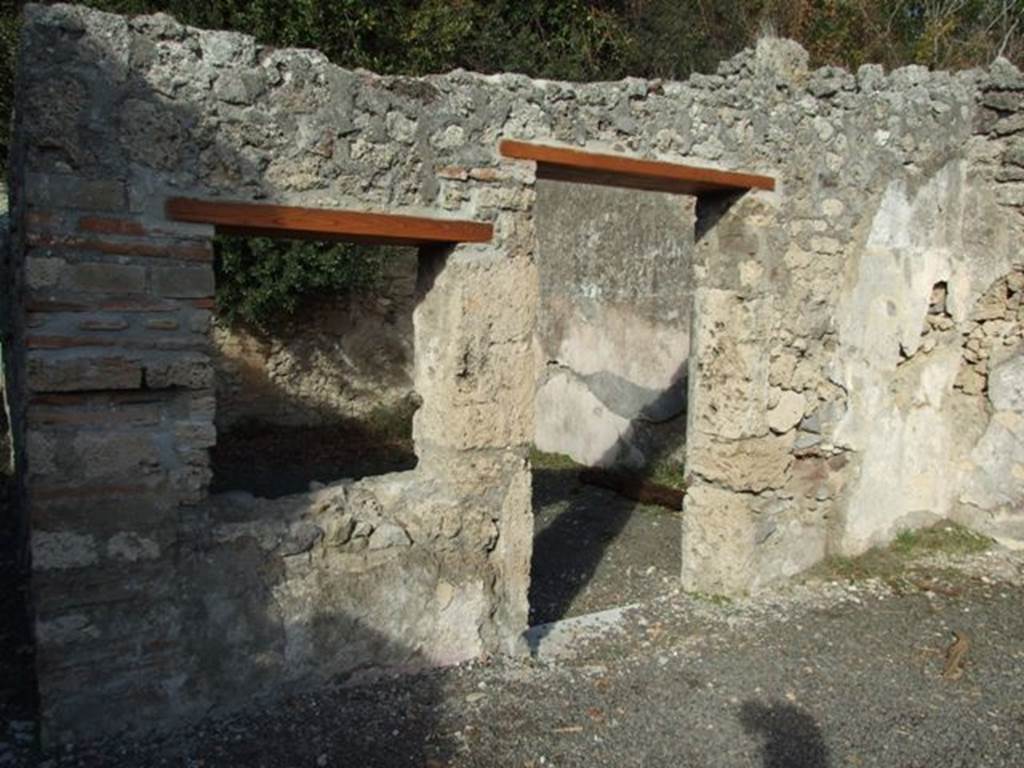 V.2.15 Pompeii. December 2007. Doorway to room 2, oecus or triclinium. According to NdS, on the north side of the atrium was a windowed oecus, with window overlooking the atrium.
This room could also have been used as a triclinium. It had a floor of opus signinum, on its walls was coarse plaster and a high dado of crushed brick plaster (mattone pesto).
