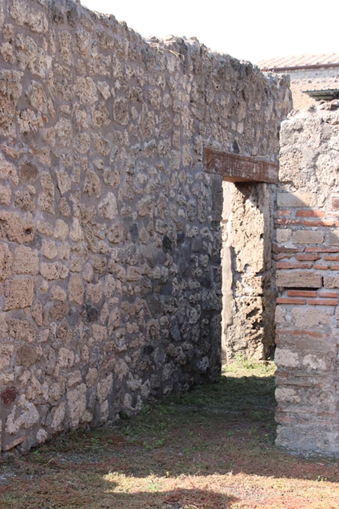 V.2.15 Pompeii. October 2022. 
Doorway into room 4, on west side of corridor 3. Photo courtesy of Klaus Heese.
