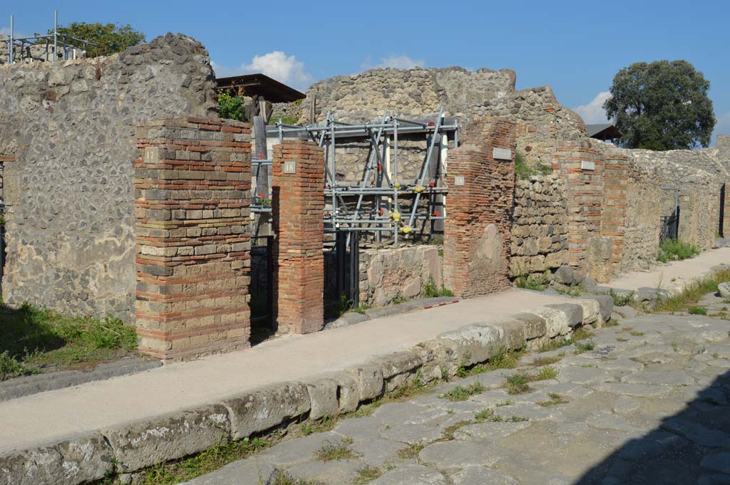 V.2.18, and V.2.19, in centre, Pompeii. October 2017. Looking north-east to entrances and blocked roadway, centre right.
Foto Taylor Lauritsen, ERC Grant 681269 DÉCOR.

