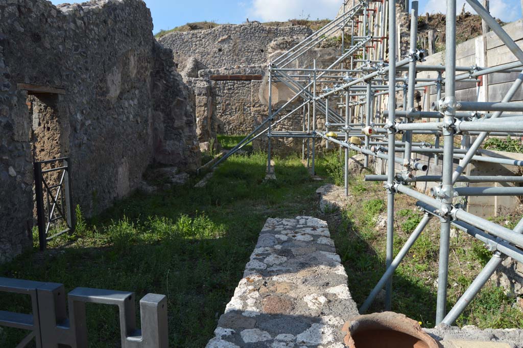 V.2.19 Pompeii. October 2017. Looking north from entrance. 
Foto Taylor Lauritsen, ERC Grant 681269 DÉCOR.
