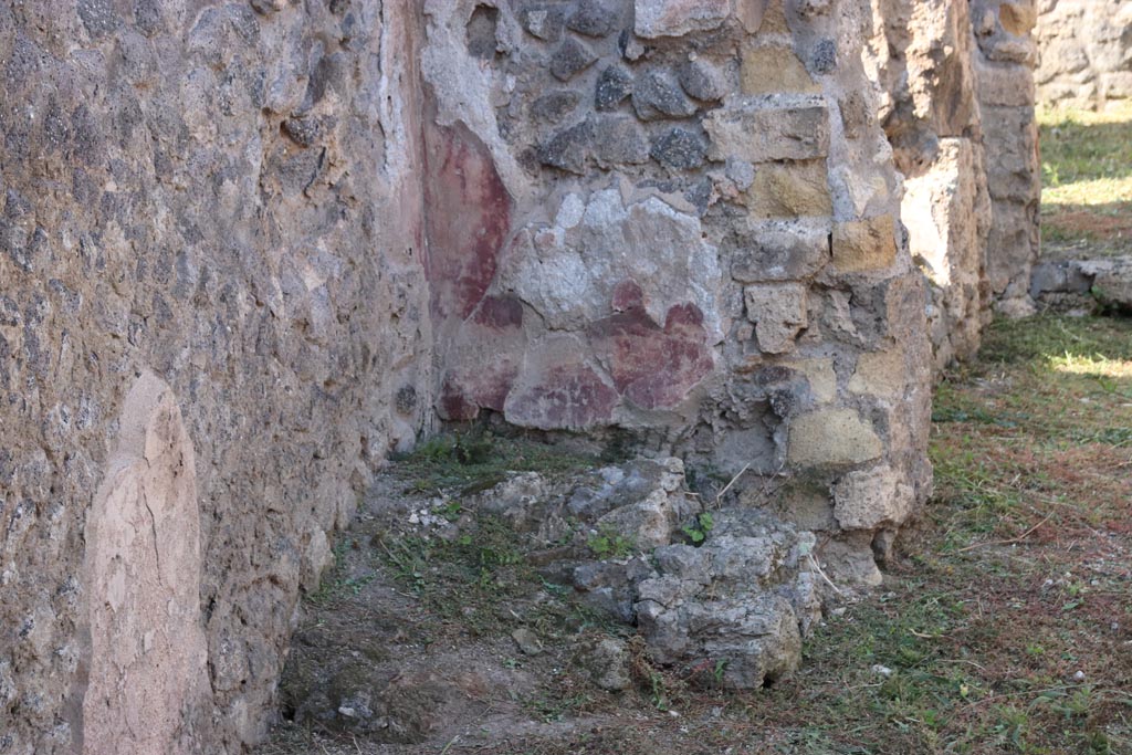 V.2.19 Pompeii. October 2022. North-west corner of bar-room, remains of hearth ?  Photo courtesy of Klaus Heese.