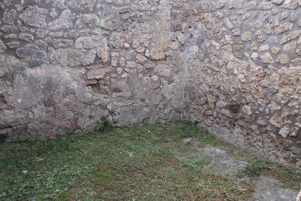 V.2.20 Pompeii. October 2022. Small room on west side of light-yard, north-west corner. Photo courtesy of Klaus Heese.