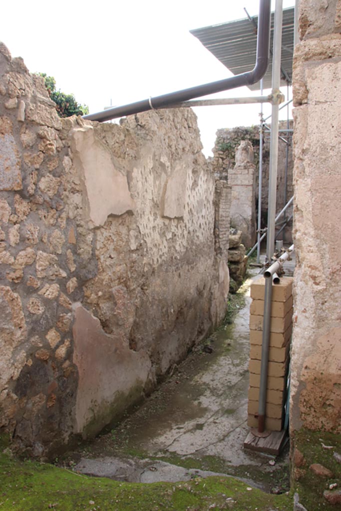 V.2.21 Pompeii. October 2022. 
Looking west along south wall of entrance corridor. Photo courtesy of Klaus Heese.
