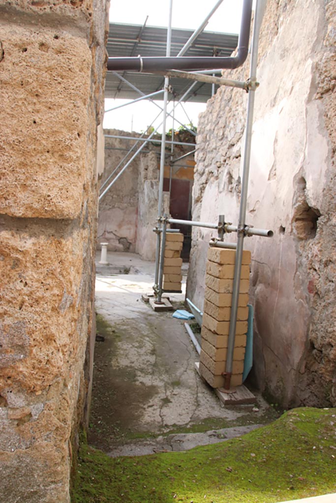 V.2.21 Pompeii. October 2022. 
Looking west along north wall of entrance corridor. Photo courtesy of Klaus Heese.
