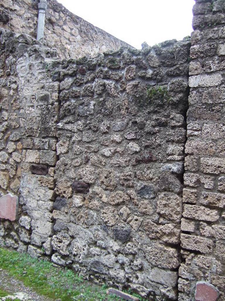 Pompeii. December 2005. 
Blocked doorway in the wall between V.2.a and V.2.b, leading into fauces of V.2.1, (room 6 or room “m”).  
