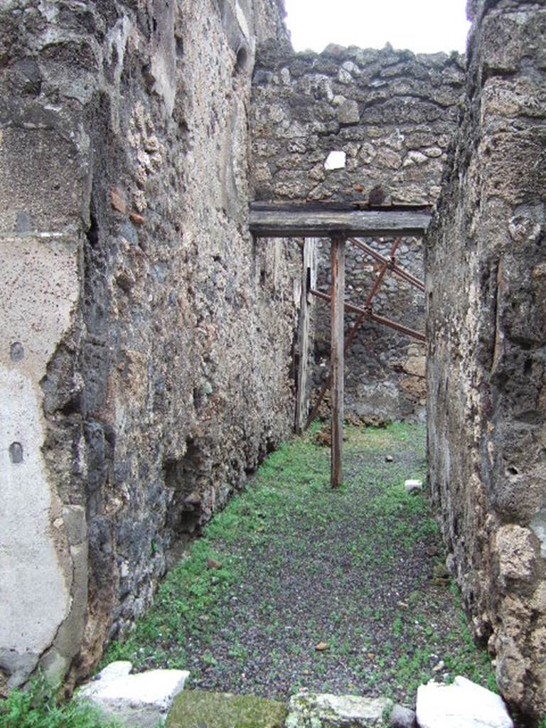 V.2.c Pompeii. December 2005. Entrance corridor “a”, looking east.
