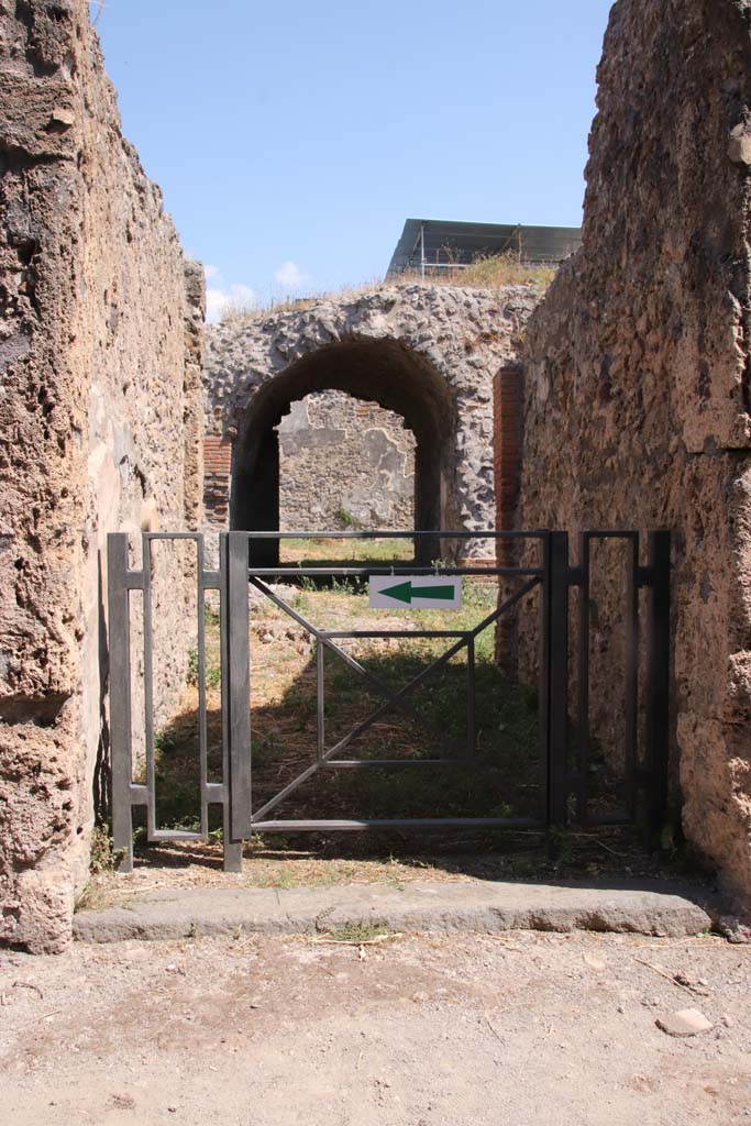V.2.d Pompeii. September 2021. 
Entrance “a”, looking east from Vicolo di Cecilio Giocondo. Photo courtesy of Klaus Heese.
