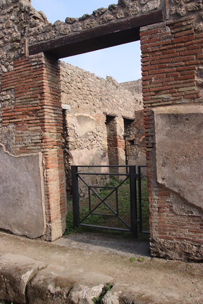 V.2.e Pompeii. Plaster on left of entrance in vicolo.  According to Varone, the graffito CIL 4239 was inscribed to the left of the entrance See Varone, A., 2002. Erotica Pompeiana: Love Inscriptions on the Walls of Pompeii, Rome: L’erma di Bretschneider. (p.69)
According to Epigraphik-Datenbank Clauss/Slaby (See www.manfredclauss.de), it read -
Fortunate animula dulcis perfututor
scribit qui novit      [CIL IV 4239]
