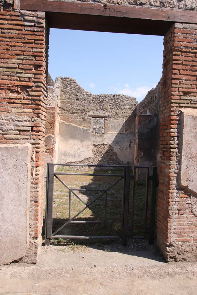 V.2.e Pompeii. September 2021. Looking east through entrance doorway. Photo courtesy of Klaus Heese.