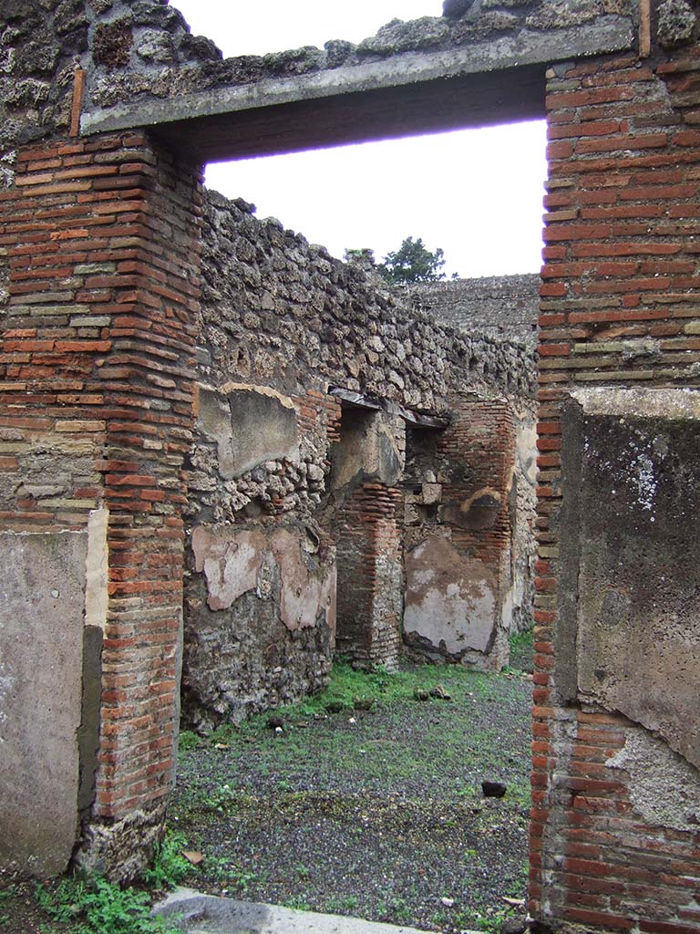 V.2.e Pompeii. December 2005. Entrance doorway.